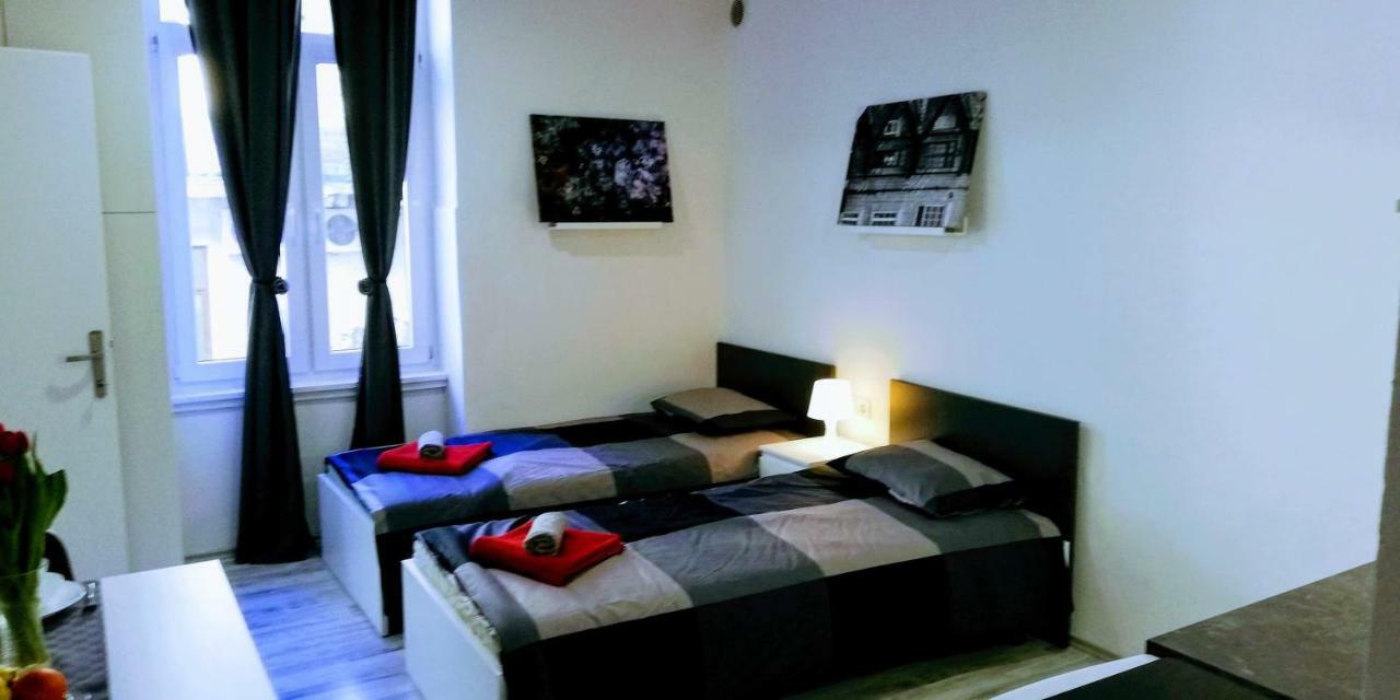 Zpula Center Apartments And Rooms ภายนอก รูปภาพ