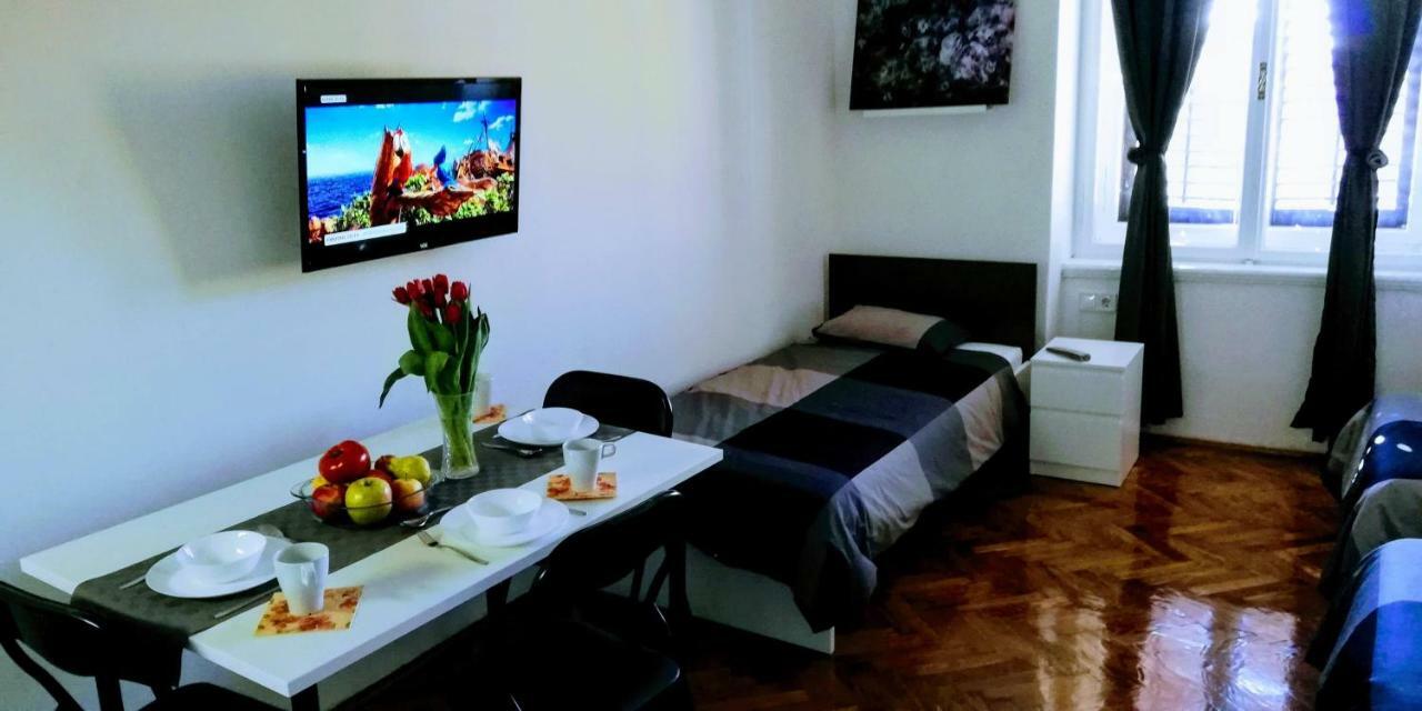 Zpula Center Apartments And Rooms ภายนอก รูปภาพ