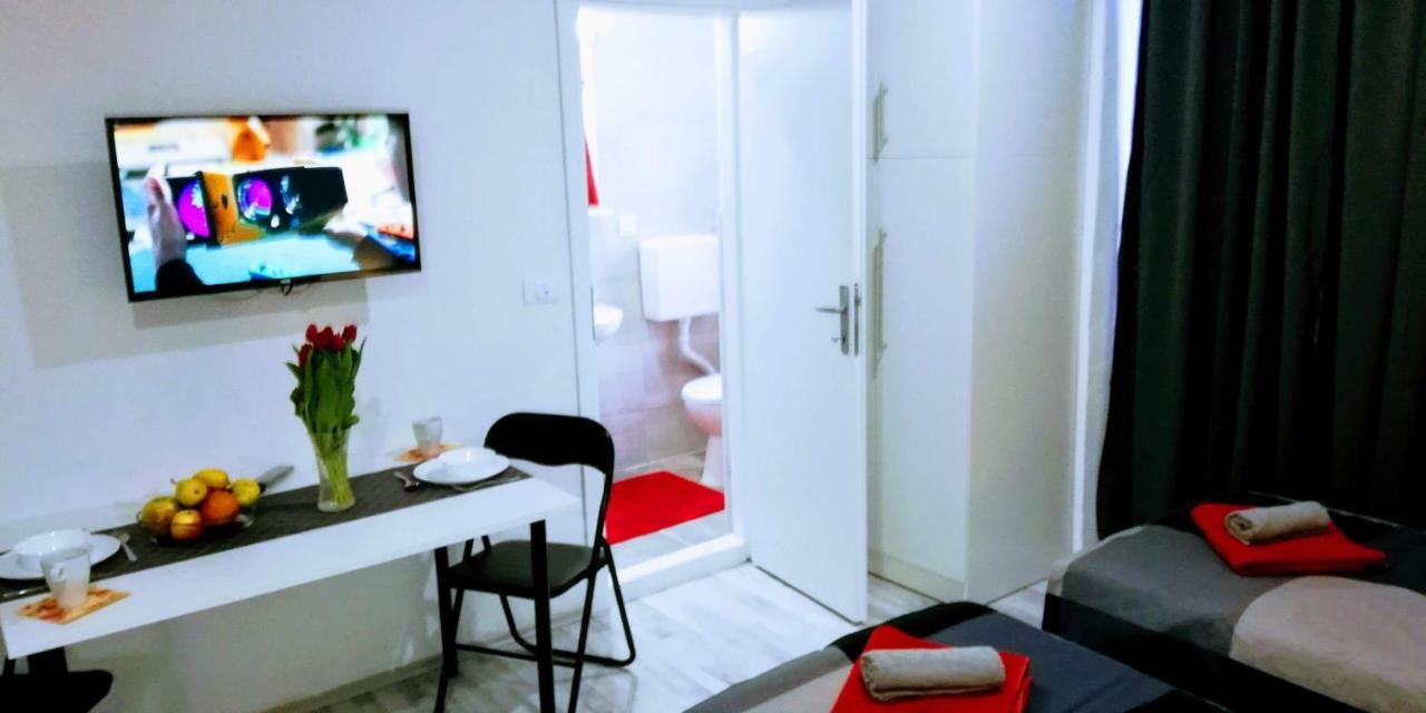 Zpula Center Apartments And Rooms ภายนอก รูปภาพ