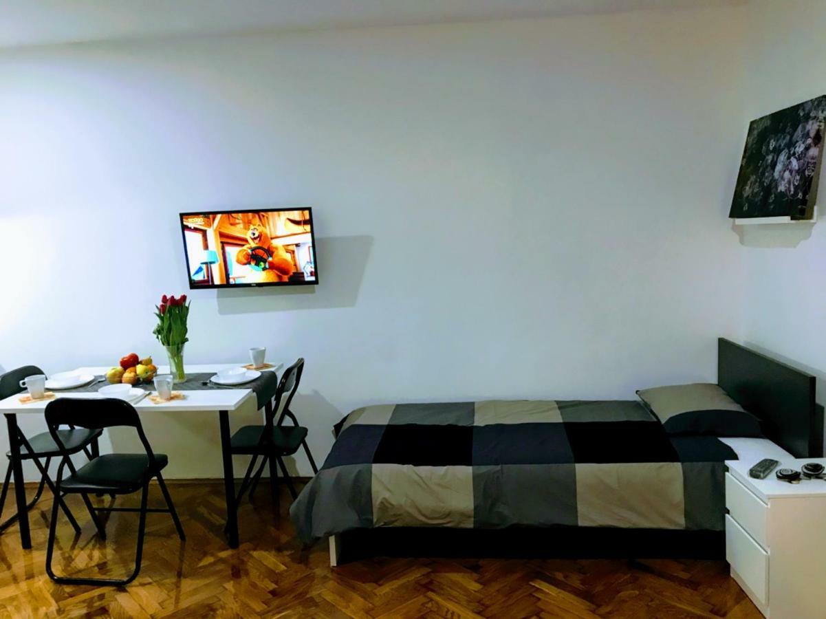 Zpula Center Apartments And Rooms ภายนอก รูปภาพ