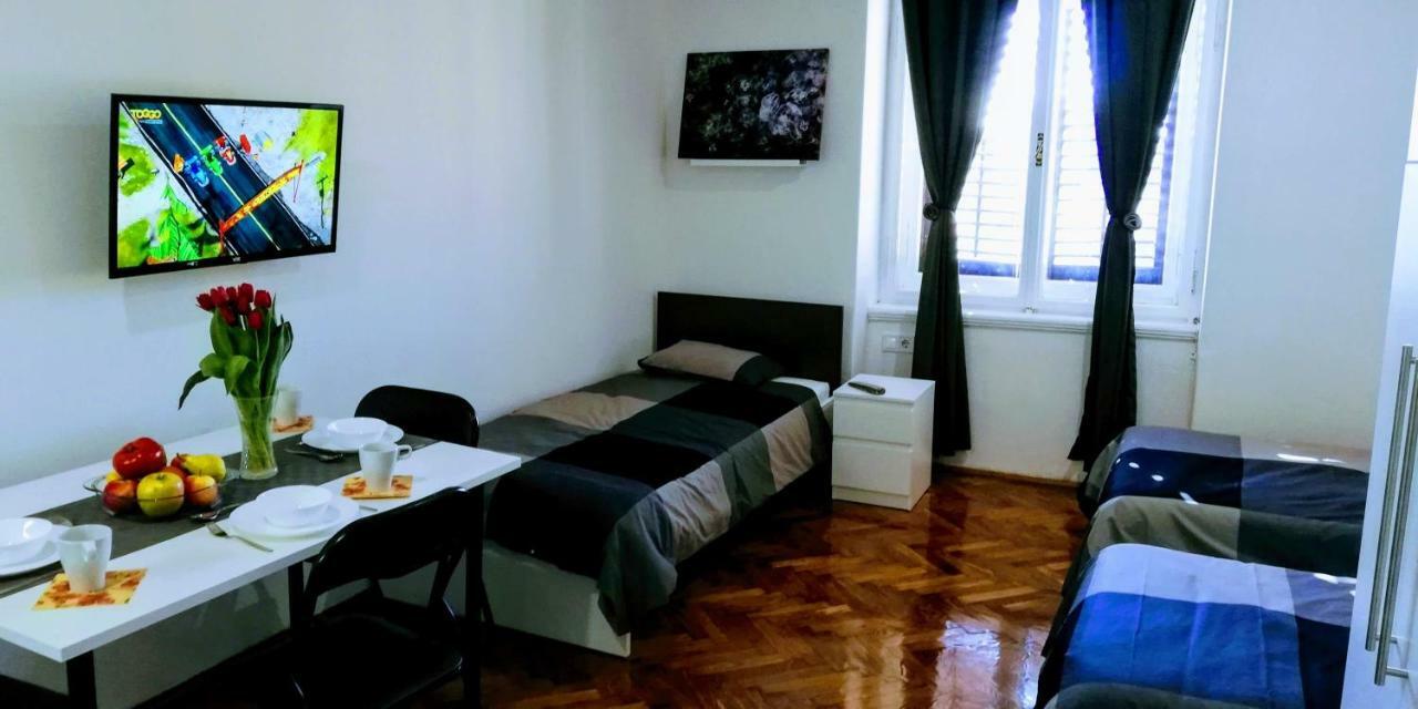 Zpula Center Apartments And Rooms ภายนอก รูปภาพ
