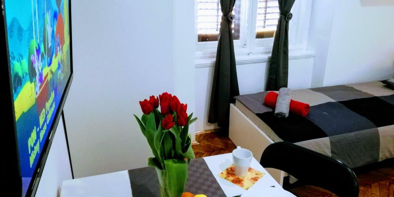 Zpula Center Apartments And Rooms ภายนอก รูปภาพ