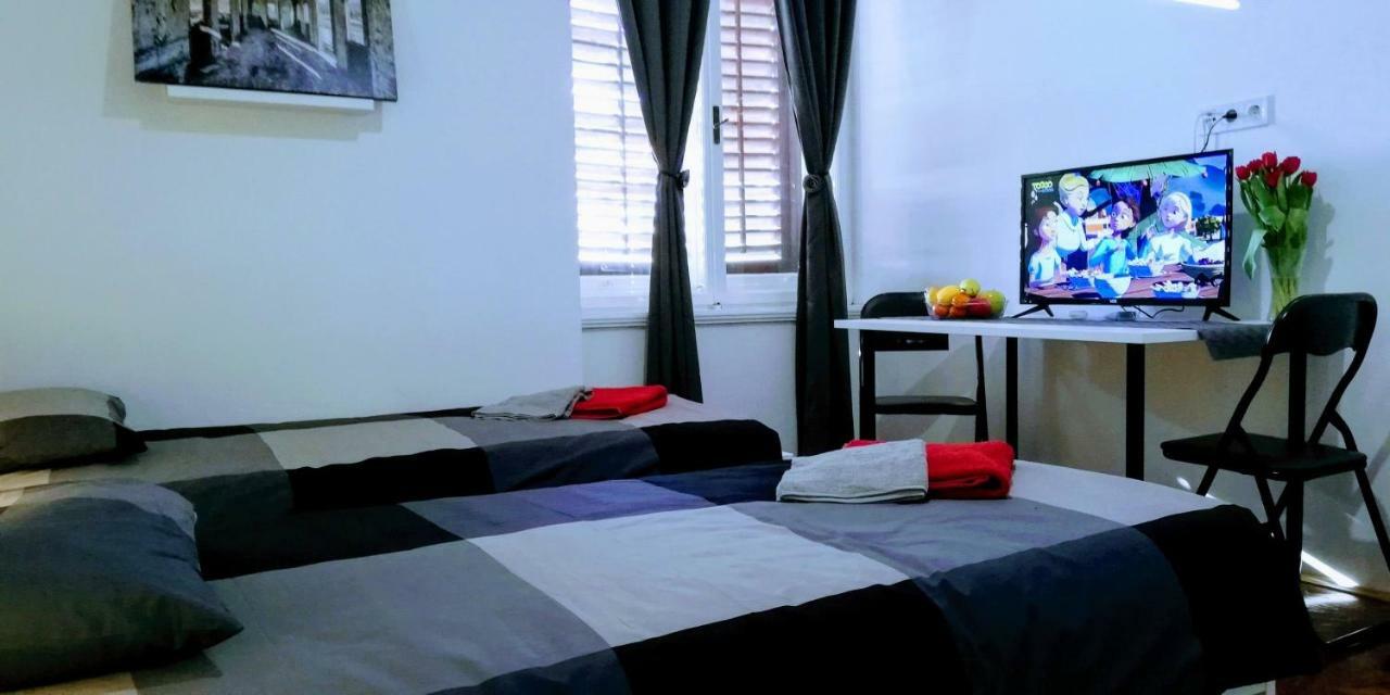 Zpula Center Apartments And Rooms ภายนอก รูปภาพ