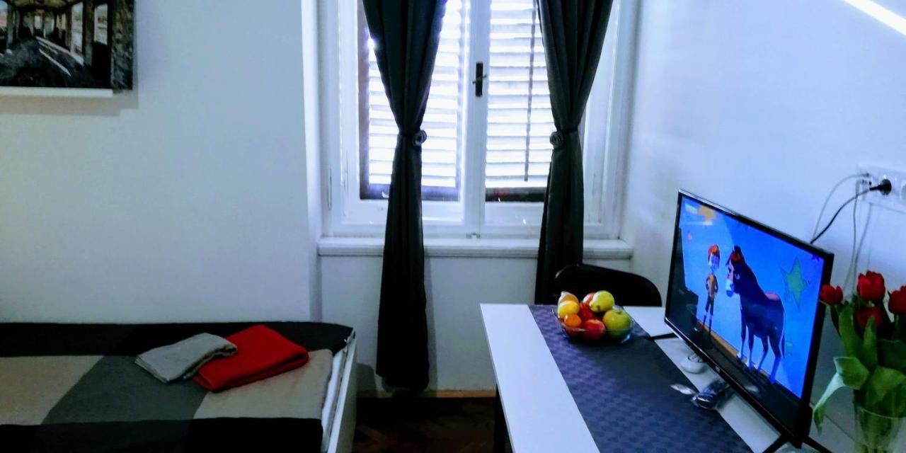Zpula Center Apartments And Rooms ภายนอก รูปภาพ